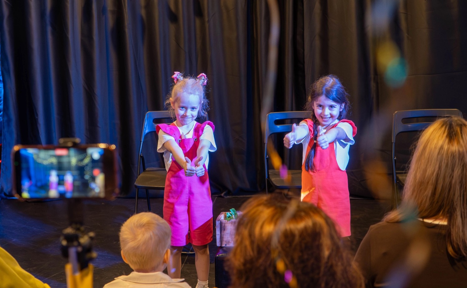Дети на сцене показывают спектакль